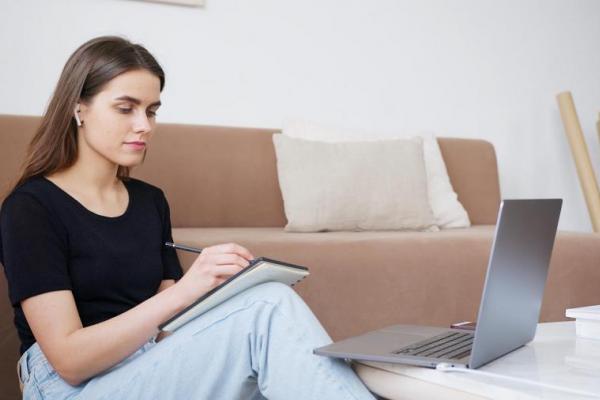 woman on laptop