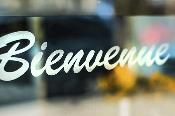a welcome signage in french
