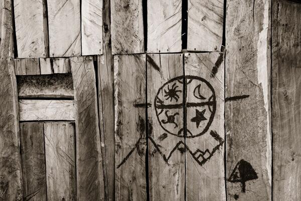 Drawing with mud by pewenche children