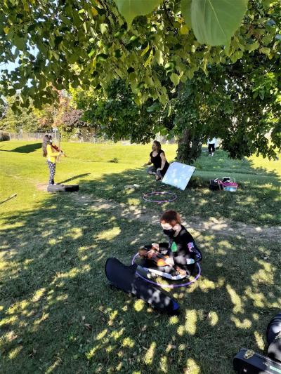 Sistema Students and instructor practice under a tree